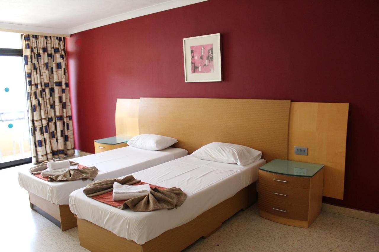 Quarto Twin com Vista Piscina